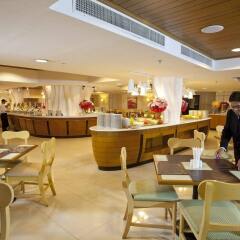 Отель Jomtien Palm Beach Hotel And Resort Таиланд, Паттайя - 10 отзывов об отеле, цены и фото номеров - забронировать отель Jomtien Palm Beach Hotel And Resort онлайн питание фото 2