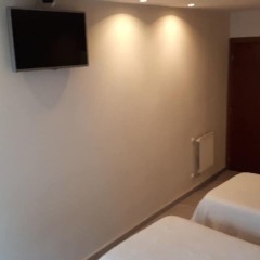 Отель Hostal El Castañeu сейф в номере