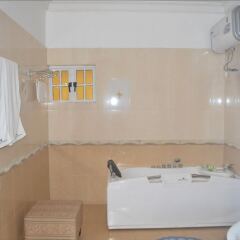 Отель Jorany Hotel Нигерия, Калабар - отзывы, цены и фото номеров - забронировать отель Jorany Hotel онлайн ванная