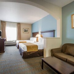 Отель Comfort Suites Tulare комната для гостей фото 2
