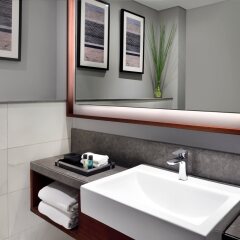 Отель Mövenpick Hotel Bur Dubai ОАЭ, Дубай - отзывы, цены и фото номеров - забронировать отель Mövenpick Hotel Bur Dubai онлайн ванная фото 2
