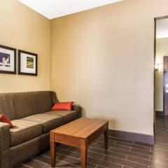 Отель Comfort Suites Effingham комната для гостей