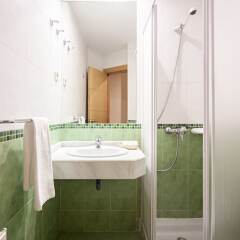 Отель Hostal INTER Puerta del Sol ванная фото 2