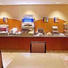 Отель Holiday Inn Express & Suites Niagara Falls США, Ниагара-Фолс - отзывы, цены и фото номеров - забронировать отель Holiday Inn Express & Suites Niagara Falls онлайн питание фото 3