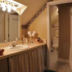 Отель 50 Lincoln Short North Bed and Breakfast ванная