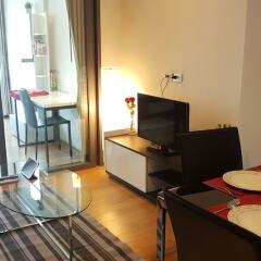 Отель Cozy One Bedroom Condo In Nana Asoke Бангкок комната для гостей