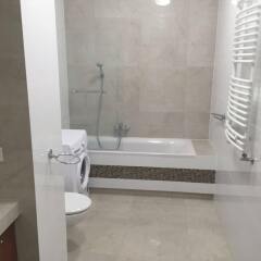 Отель MNH Apartments Siedmiogrodzka Польша, Варшава - отзывы, цены и фото номеров - забронировать отель MNH Apartments Siedmiogrodzka онлайн ванная фото 2