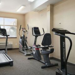 Отель Days Inn & Suites Langley фитнесс-зал