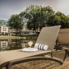 Отель Château Vaudreuil Hôtel & Suites Канада, Монреаль - отзывы, цены и фото номеров - забронировать отель Château Vaudreuil Hôtel & Suites онлайн бассейн фото 2
