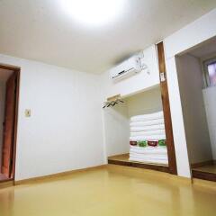 Отель Ohbok Guesthouse Южная Корея, Сеул - отзывы, цены и фото номеров - забронировать отель Ohbok Guesthouse онлайн сейф в номере