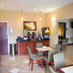 Отель Country Inn & Suites by Radisson, Midway, FL гостиничный бар