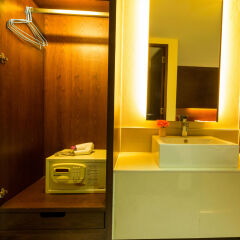 Отель The Bangkok Airport Link Suite сейф в номере