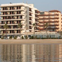 Отель Montecarlo Испания, Курорт Росес - 1 отзыв об отеле, цены и фото номеров - забронировать отель Montecarlo онлайн пляж фото 2