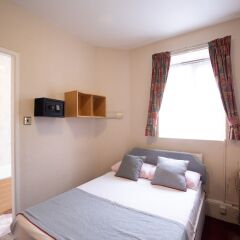 Boston Court Hotel сейф в номере