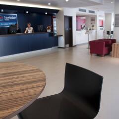 Отель Travelodge Barcelona Poblenou интерьер отеля