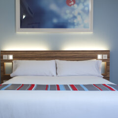 Отель Travelodge Barcelona Poblenou комната для гостей