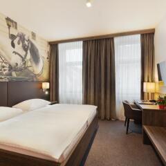 Hotel Lucia сейф в номере
