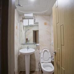 Отель D.H Sinchon Guesthouse Южная Корея, Сеул - отзывы, цены и фото номеров - забронировать отель D.H Sinchon Guesthouse онлайн ванная