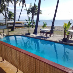 Отель Travellers Beach Resort бассейн