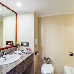 Отель Bangkok Palace Hotel Таиланд, Бангкок - 1 отзыв об отеле, цены и фото номеров - забронировать отель Bangkok Palace Hotel онлайн ванная