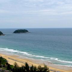 Отель Waterfront Suites Phuket by Centara пляж