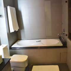 Отель The Kris Resort Condotel at Bagtao Beach ванная фото 2