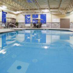 Отель Holiday Inn & Suites Pointe-Claire Montreal Airport Канада, Монреаль - отзывы, цены и фото номеров - забронировать отель Holiday Inn & Suites Pointe-Claire Montreal Airport онлайн бассейн