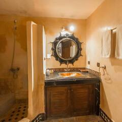 Отель Riad dar Chrifa Марокко, Фес - отзывы, цены и фото номеров - забронировать отель Riad dar Chrifa онлайн ванная фото 2
