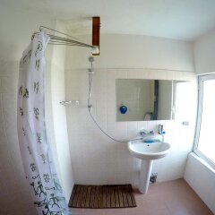 Отель Funky Monkey Hostel Болгария, Пловдив - отзывы, цены и фото номеров - забронировать отель Funky Monkey Hostel онлайн ванная