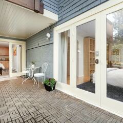 Отель Private and Cozy Home in Kerrisdale Канада, Ванкувер - отзывы, цены и фото номеров - забронировать отель Private and Cozy Home in Kerrisdale онлайн балкон