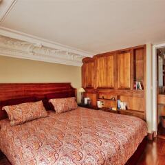 Апартаменты Luxury apartment - garden access Monceau комната для гостей