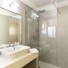 Отель Browns Sports & Leisure Club ванная фото 3