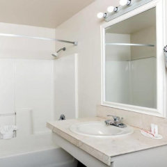 Отель Super 8 by Wyndham Monterey США, Монтерей - отзывы, цены и фото номеров - забронировать отель Super 8 by Wyndham Monterey онлайн ванная фото 2