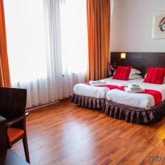 Hotel Falcon Plaza Centre комната для гостей