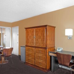 Отель Super 8 by Wyndham Canoga Park США, Лос-Анджелес - отзывы, цены и фото номеров - забронировать отель Super 8 by Wyndham Canoga Park онлайн удобства в номере фото 2