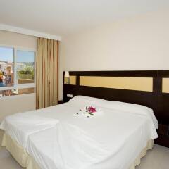 Отель Illot Suite & Spa сейф в номере