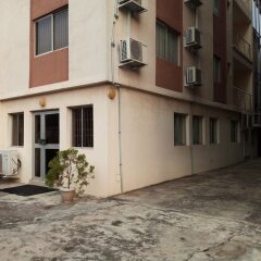 Апартаменты The Habitat Suites & Apartments Annex парковка