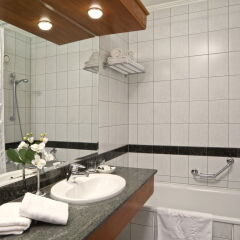 Отель Danubius Health Spa Resort Heviz Венгрия, Хевиз - 5 отзывов об отеле, цены и фото номеров - забронировать отель Danubius Health Spa Resort Heviz онлайн ванная