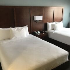 Отель Red Feather Lodge комната для гостей