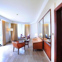 Rembrandt Hotel Suites and Towers 4* Люкс с одной спальней с разными типами кроватей фото 5