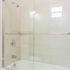 Отель Eight 11 by Pro Homes Jamaica ванная
