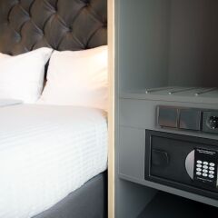 Munich Deluxe Hotel Мюнхен сейф в номере