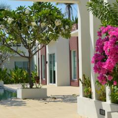 Отель The Beach Village Resort бассейн фото 3