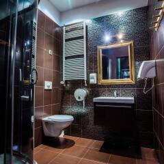 Отель Pink Panther's Hostel Польша, Краков - 1 отзыв об отеле, цены и фото номеров - забронировать отель Pink Panther's Hostel онлайн ванная