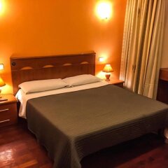 Отель Overseas Guest House сейф в номере