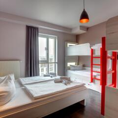 MEININGER Hotel Berlin Alexanderplatz 2* Кровать в общем номере с двухъярусной кроватью