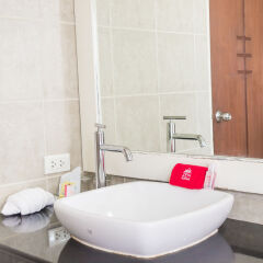 Отель ZEN Rooms Chaofa East Road Таиланд, Бухта Чалонг - отзывы, цены и фото номеров - забронировать отель ZEN Rooms Chaofa East Road онлайн ванная