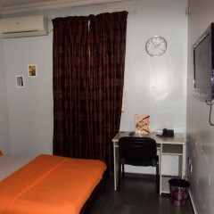 Отель Precinct Comfort Services, Yaba комната для гостей