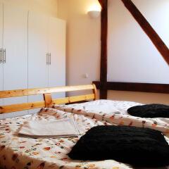 Апартаменты Generous Attic Apartment в номере