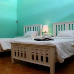 Отель Feung Nakorn Balcony Rooms & Cafe Бангкок комната для гостей фото 2